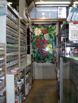 絵画堂店内様子・油絵具の棚と父が作った薔薇のステンドグラス