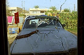 イラク暫定政府アラウィ首相の親族が拉致された現場近くの家に残る弾丸のあと＝ＡＰ