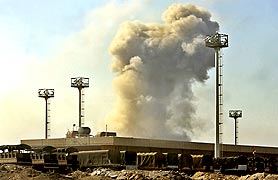 煙が立ちのぼるファルージャの鉄道駅。米軍とイラク軍、市の中心部に迫る