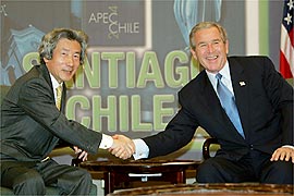 日米首脳会談で、ブッシュ米大統領（右）と握手する小泉首相＝ＡＰ