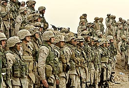 ６日、イラク・ファルージャ郊外の基地に整列した米海兵隊員。１万人以上の米兵がファルージャへの総攻撃に備えている＝ＡＰ