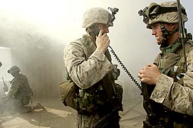 イラクのファルージャで１３日、制圧作戦の中で連絡をする米海兵隊員たち＝ＡＰ