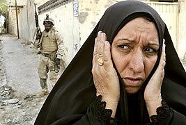 ファルージャで１２日、中心部での戦闘から逃れようとするイラク人女性＝ＡＰ